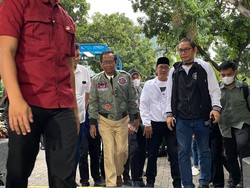 Momen Ganjar-Mahfud Tiba di Istora Senayan, Kenakan Bomber Top Gun