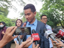 Momen Gibran Rayakan Ulang Tahun Istri di Pesawat