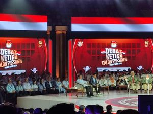 Hotman Paris Duduk di Barisan Pendukung Prabowo-Gibran Saat Debat Ketiga