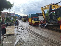 Polisi Atur Lalu Lintas Jembatan Darurat di Desa Tamiai dengan Sistem Buka-Tutup