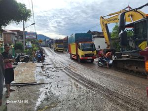 Polisi Atur Lalu Lintas Jembatan Darurat di Desa Tamiai dengan Sistem Buka-Tutup Polisi Atur Lalu Lintas Jembatan Darurat di Desa Tamiai dengan Sistem Buka-Tutup