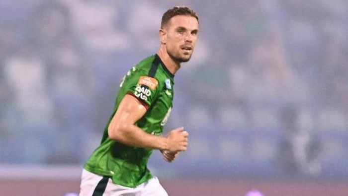 Ettifaqs English midfielder #10 Jordan Henderson runs past Nassrs Senegalese Forward #10 Sadio Mane during the Saudi Pro League football match between Al-Ettifaq and Al-Nassr at the Prince Mohamed bin Fahd Stadium in Dammam on August 14, 2023. (Photo by Ali Alhaji / AFP)