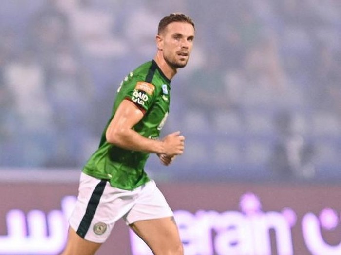 Ettifaq's English midfielder #10 Jordan Henderson runs past Nassr's Senegalese Forward #10 Sadio Mane during the Saudi Pro League football match between Al-Ettifaq and Al-Nassr at the Prince Mohamed bin Fahd Stadium in Dammam on August 14, 2023. (Photo by Ali Alhaji / AFP)