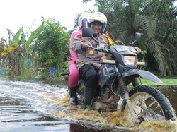 Pakai Trail, Kapolres Bantu Korban Banjir Bareng Komunitas Off Road di Inhu