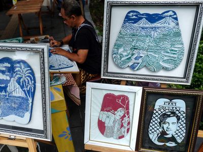 Kerajinan Sandal Ukir di Solo Tembus Pasar Mancanegara