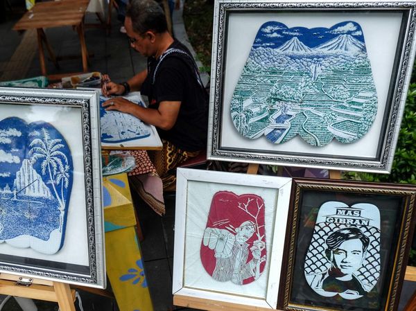 Kerajinan Sandal Ukir di Solo Tembus Pasar Mancanegara