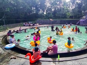 Sensasi Berenang di Kolam Legendaris Ciamis, Tiketnya Cuma Rp 4 Ribu Sensasi Berenang di Kolam Legendaris Ciamis, Tiketnya Cuma Rp 4 Ribu