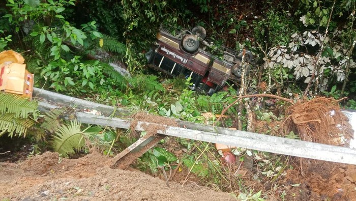 Kondisi bus penumpang yang terjun ke jurang. (Dok. Polres Taput)