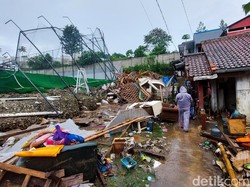 2 Rumah Porak-poranda Tertimpa Benteng Saat Banjir Terjang Cimahi