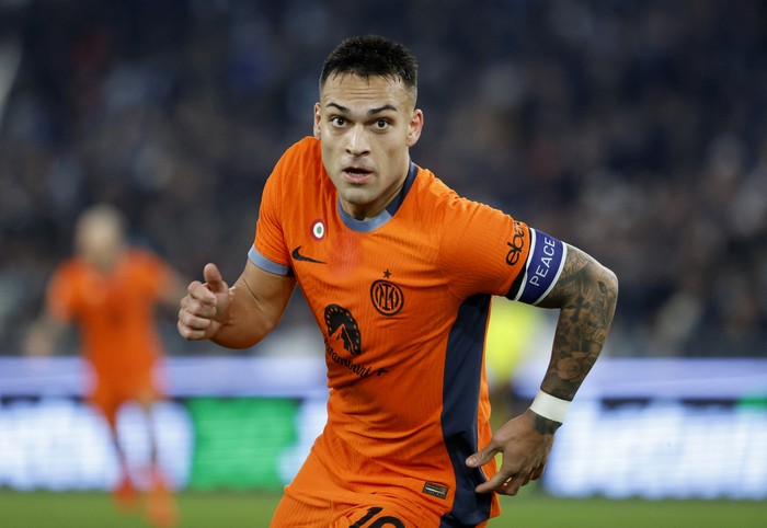 Soccer Football - Serie A - Lazio v Inter Milan - Stadio Olimpico, Rome, Italy - December 17, 2023 Inter Milans Lautaro Martinez celebrates scoring their first goal REUTERS/Remo Casilli