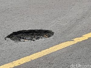 Lubang Sebesar Bola Basket di Jalan Bandung-Cirebon Bahayakan Pemotor