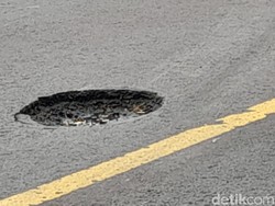 Lubang Sebesar Bola Basket di Jalan Bandung-Cirebon Bahayakan Pemotor