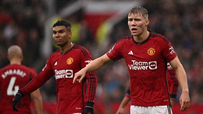 Manchester Uniteds Brazilian midfielder #18 Casemiro and Manchester Uniteds Danish striker #11 Rasmus Hojlund react during the English Premier League football match between Manchester United and Crystal Palace at Old Trafford in Manchester, north west England, on September 30, 2023. (Photo by Oli SCARFF / AFP) / RESTRICTED TO EDITORIAL USE. No use with unauthorized audio, video, data, fixture lists, club/league logos or live services. Online in-match use limited to 120 images. An additional 40 images may be used in extra time. No video emulation. Social media in-match use limited to 120 images. An additional 40 images may be used in extra time. No use in betting publications, games or single club/league/player publications. /