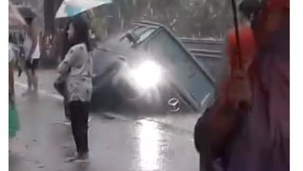 Mercy G-Class dievakuasi dari saluran air di Jaksel (dok. Instagram Damkar Jaksel) Mercy G-Class dievakuasi dari saluran air di Jaksel (dok. Instagram Damkar Jaksel)