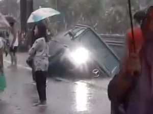 Momen Tim Damkar Evakuasi Mercy G-Class dari Saluran Air di Jaksel