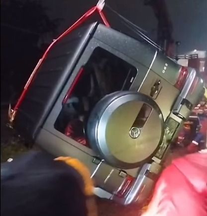 Mercy G-Class dievakuasi dari saluran air di Jaksel (dok. Instagram Damkar Jaksel) Mercy G-Class dievakuasi dari saluran air di Jaksel (dok. Instagram Damkar Jaksel)