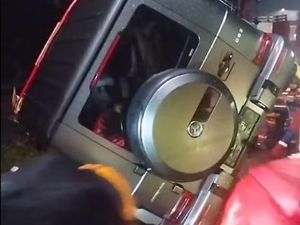 Harga Mercy G-Class yang Terjeblos Saluran Air Rp 6 M, Mampu Terobos Banjir 70 Cm