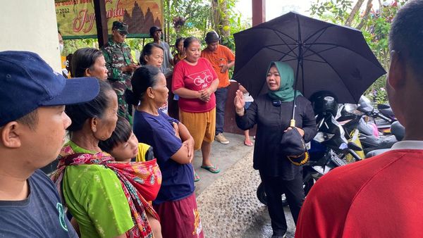 Momen Bupati Sleman Cek Lokasi Bencana Angin Kencang di Kapanewon Minggir