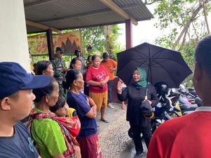 Momen Bupati Sleman Cek Lokasi Bencana Angin Kencang di Kapanewon Minggir