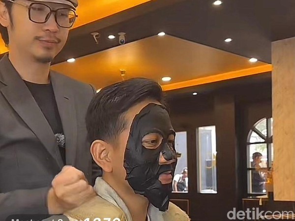 Momen Gibran Rakabuming live TikTok sedang maskeran di barbershop. (Tangkapan layar live TikTok Gibran)