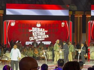 Ganjar Salami Prabowo dan Anies Usai Debat Capres Malam Ini