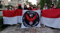 Banyak pendukung Indonesia yang hadir untuk bertemu langsung dengan para penggawa Timnas. Mereka ada di lobi Hotel W, jumlahnya sekitar 50 orang. Mereka berasal dari Persatuan Masyarakat Indonesia di Qatar (Permiqa), Indonesian Football Association in Qatar (IFQ), dan staf Kedubes Indonesia. Selain itu, ada juga Ultras Garuda.