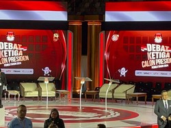 Penampakan Podium dan Mic di Panggung Debat Ketiga Pilpres 2024