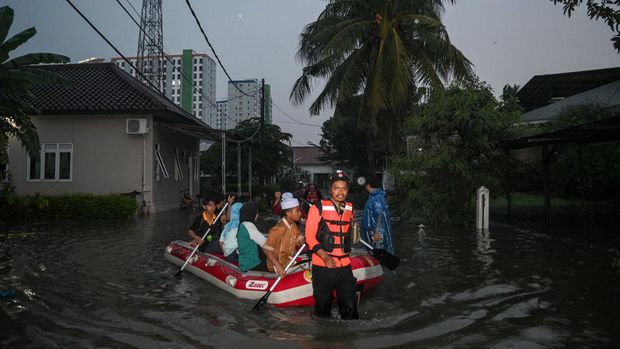 Petugas BPBD Tangerang Selatan mengevakuasi warga Panti Asuhan Aria Putra di Ciputat, Tangerang Selatan, Banten, Sabtu (6/1/2024). Panti asuhan tersebut telah terendam banjir sejak Jumat (5/1) akibat intensitas hujan tinggi dan meluapnya saluran air, sementara sekitar 40 anak asuh dievakuasi ke tempat yang lebih aman. ANTARA FOTO/Sulthony Hasanuddin/tom.