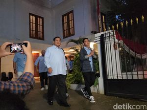 Kompak Berkemeja Biru, Prabowo-Gibran Menuju Lokasi Debat Pilpres Ketiga