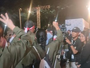 Supporter Prabowo-Gibran Beri Yel-yel Selamat Jalan ke Pendukung 03 Usai Debat