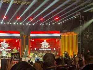 Momen Pendukung Ganjar Acungkan 3 Jari Saat Prabowo Setuju dengan Ganjar