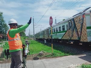 Mantap! Warga Karanganom Klaten Iuran Rp 5.000 Bayar Penjaga Perlintasan KA Mantap! Warga Karanganom Klaten Iuran Rp 5.000 Bayar Penjaga Perlintasan KA