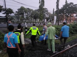 Perempuan Pejalan Kaki Tewas Tertabrak KA hingga Terseret 400 M di Lamongan