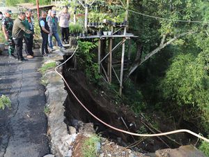 Jalur Wisata di KBB-Bandung Longsor, Bus dan Truk Dilarang Melintas
