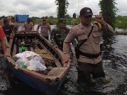 Polisi di Bengkalis Berikan Bantuan ke Warga yang Rumahnya Direndam Banjir
