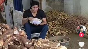 Potret Arya Khan dan Pinkan Mambo Jualan Singkong di Pasar