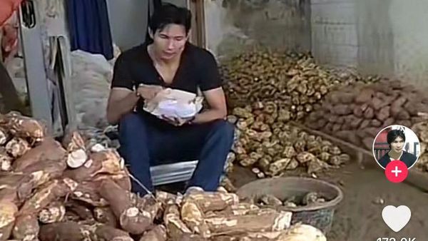 Potret Arya Khan dan Pinkan Mambo Jualan Singkong di Pasar