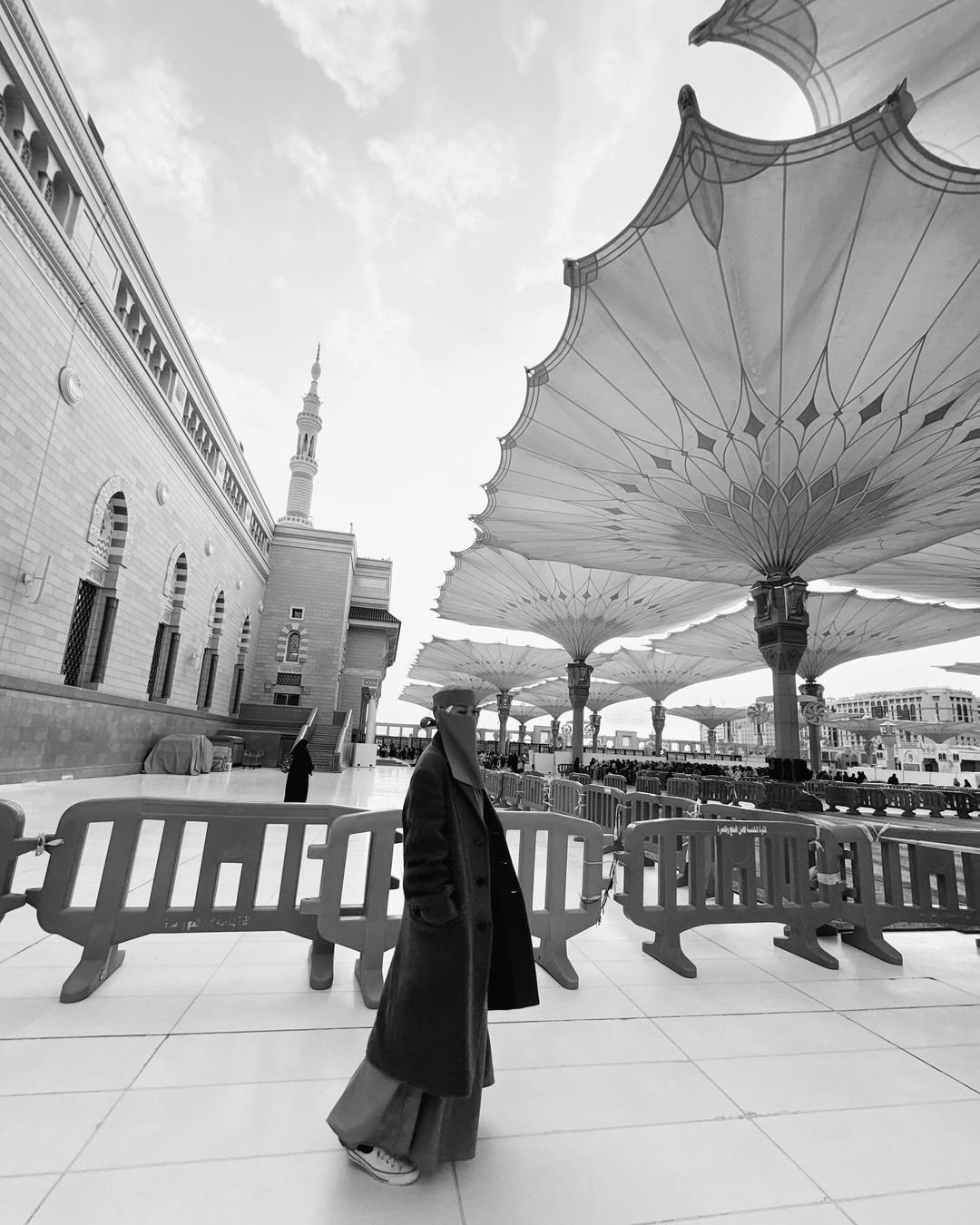 Potret BCL pakai cadar saat di Madinah