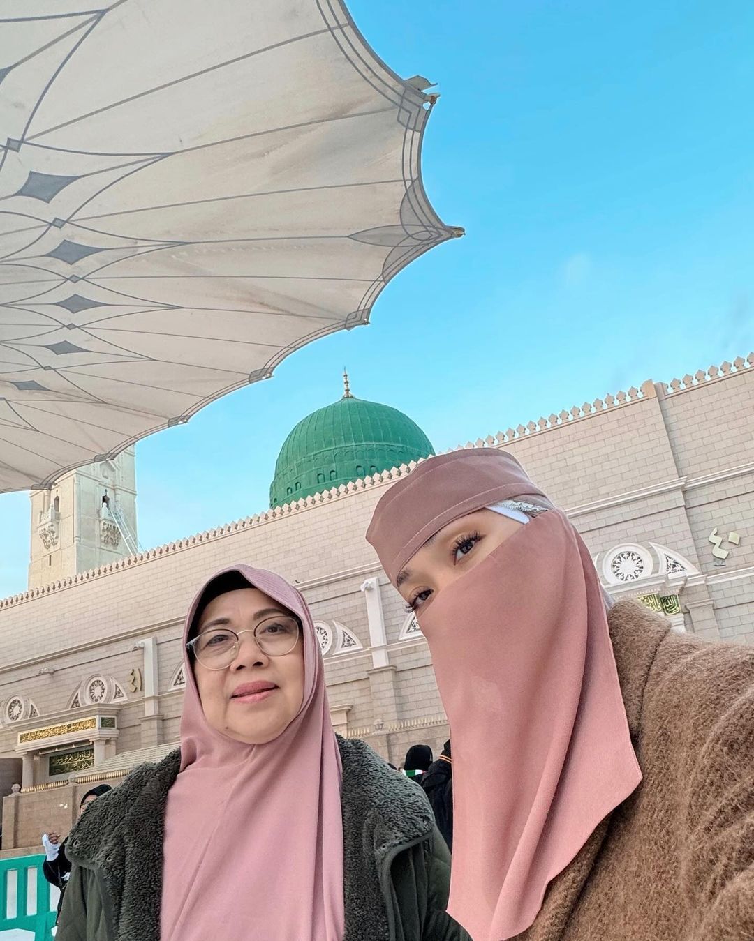 Potret BCL pakai cadar saat di Madinah