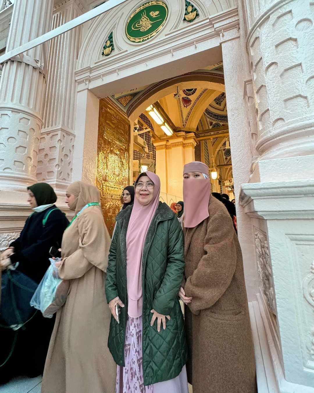 Potret BCL pakai cadar saat di Madinah