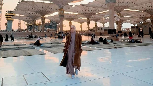 Potret BCL pakai cadar saat di Madinah