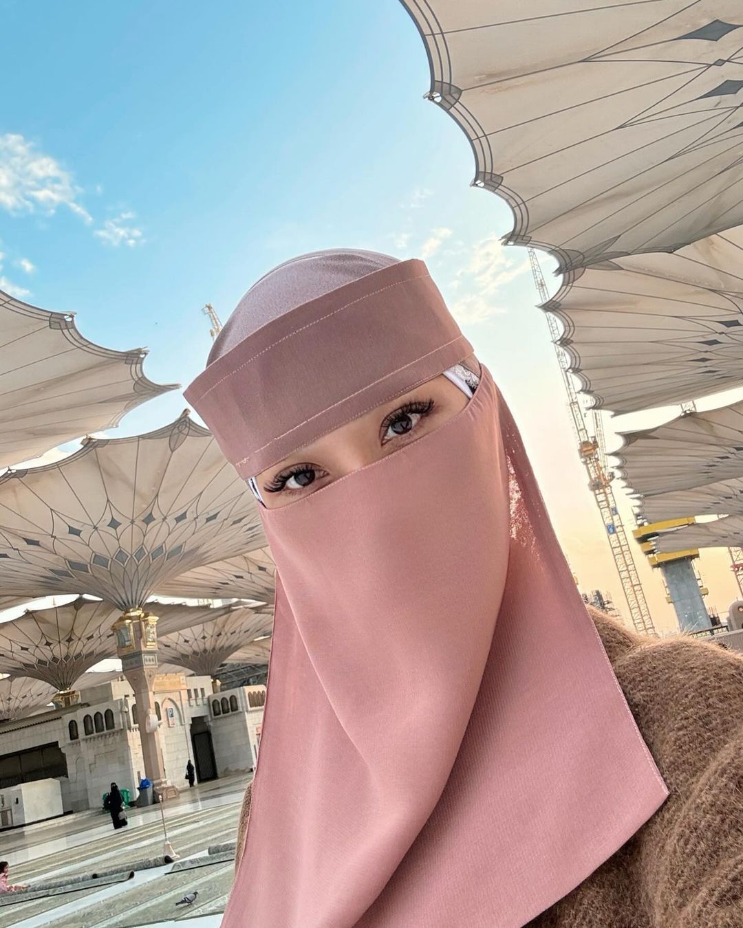 Potret BCL pakai cadar saat di Madinah