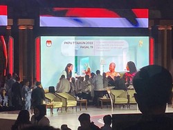 Prabowo Salami Puan saat Jeda Debat Ketiga Pilpres