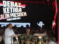 Prabowo Geleng Kepala dan Senyum Saat Anies Singgung Alutsista Bekas