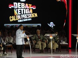 Moderator Ingatkan Anies-Prabowo-Ganjar soal Singkatan, Gibran Tersenyum