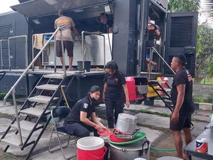Brimob Dirikan Dapur Umum untuk 4.335 Pengungsi Erupsi Gunung Lewotobi