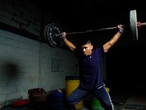 Dilema Deni: Bakat Atlet Angkat Besi Belia dan Ganjalan Nikah Muda