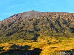Tokoh Adat Sembalun Gelar Ritual Jambeq Gunung di Kawah Puncak Rinjani