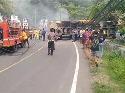 Truk Tambang Tabrak 3 Motor-Tiang Listrik di Leuwiliang Bogor, Dua Orang Tewas