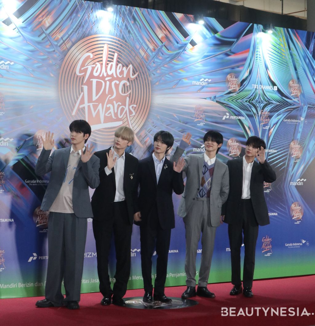 TXT di Red Carpet Golden Disc Awards ke-38 di Jakarta, Indonesia